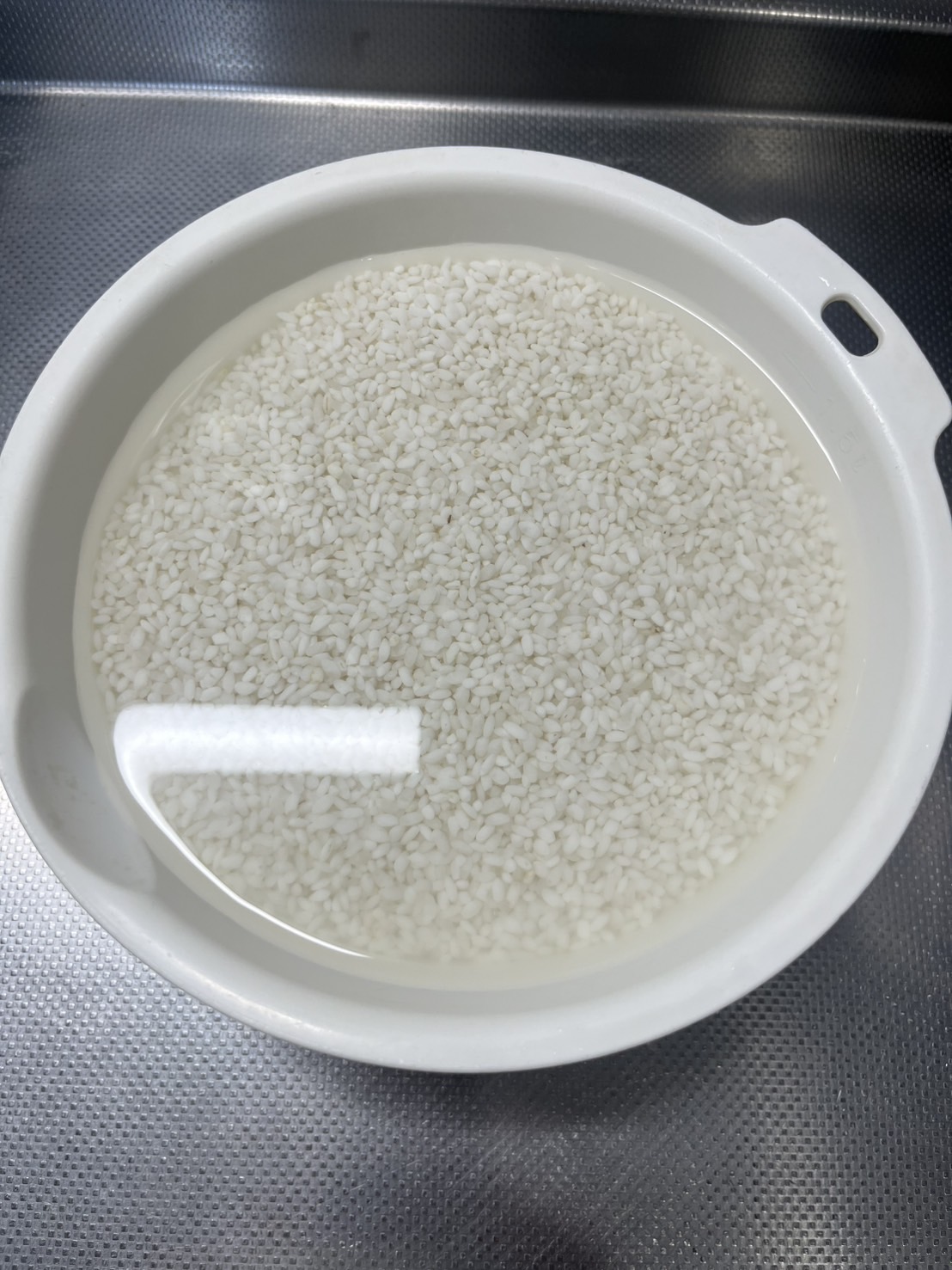 お米が水を吸って白く、膨らんできてるのわかりますか？
